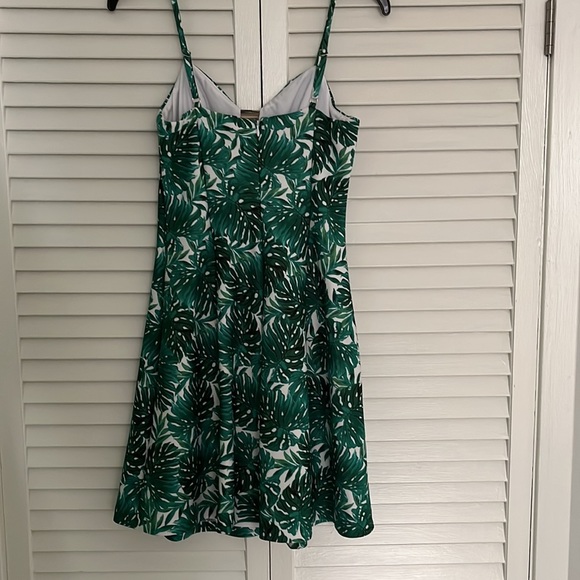 Size 2 Guess dress - Picture 2 of 2